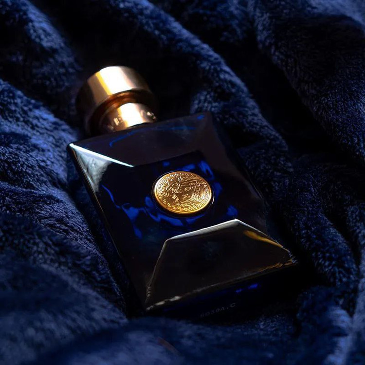 عطر ادکلن ورساچه پورهوم دیلن بلو 100 میل با طبع خنک و تند و شیرین مناسب برای آقایان